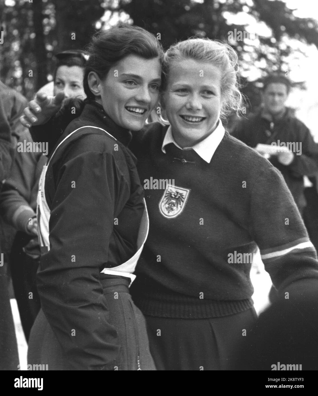 Jeux olympiques d'hiver 1952, Oslo. Stork slalom, femmes, sur Norefjell. Dagmar ROM (t.H.H.), Autriche, est devenu N°2, et a obtenu de l'argent. Ici, à côté de la gagnante, Andrea Mead Lawrence, USA (t.v.), qui a gagné l'or. Photo: Actuel / NTB Banque D'Images