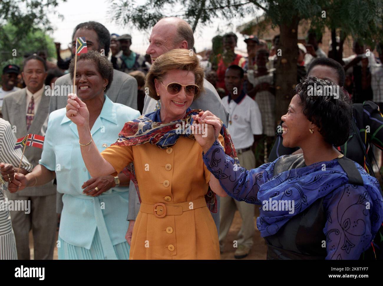 Soweto, Johannesburg, Afrique du Sud 19980228. Le roi Harald et la reine Sonja visitent l'école primaire de Soweto et participent à la danse africaine. Le couple royal est en visite officielle en Afrique du Sud. Photo Lise Åserud / NTB / NTB Banque D'Images