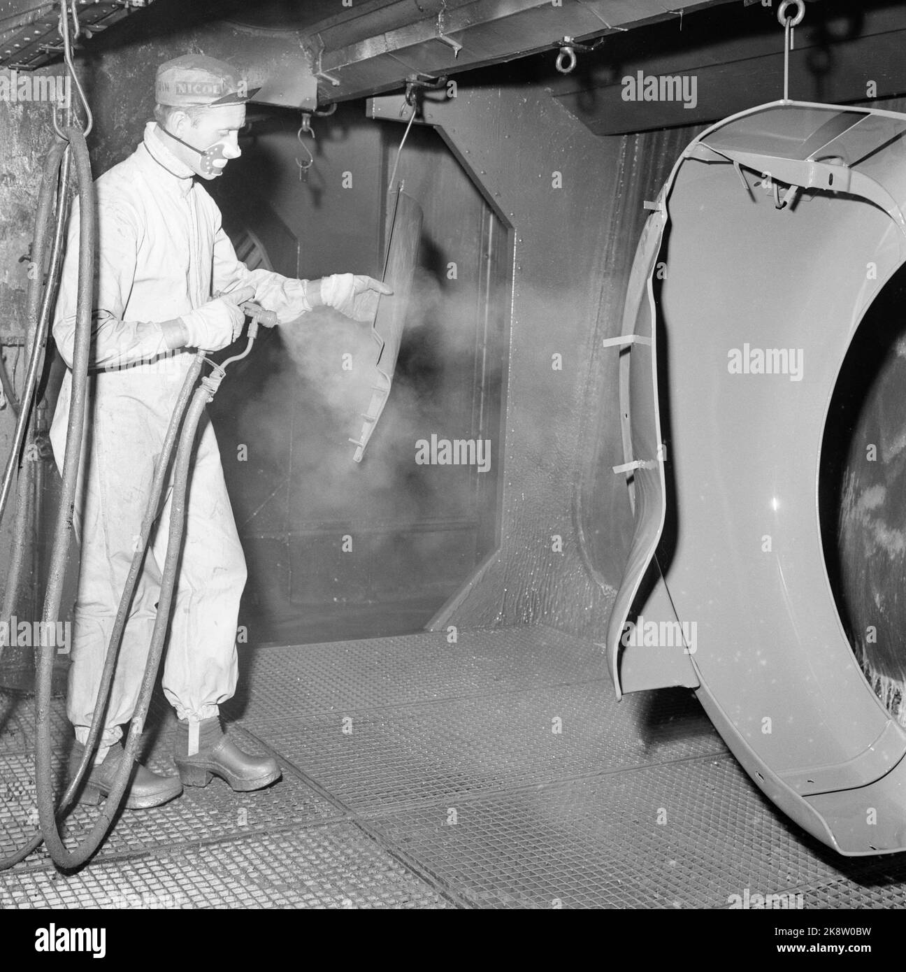 Göteborg, 2 février 1957. La production de Volvo est en plein essor. Voici une photo laquée. L'homme utilise un masque pour se protéger contre les effets nocifs de la peinture. Photo: Aage Storløkken / actuel / NTB Banque D'Images