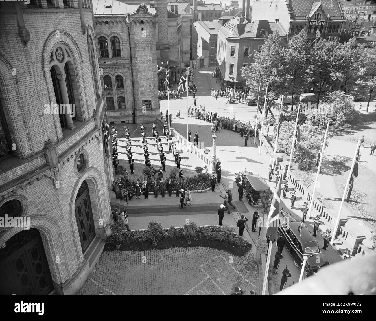 Oslo 19550607. Le 50th anniversaire de la résolution 1905 de l'Union. La famille royale au Storting à l'occasion du 50th anniversaire de la résolution 1905 de l'Union. Le roi Haakon et les autres membres de la maison royale arrivent à la réunion du mémorial au Storting. Photo: Børretzen / Storløkken / Pagano / actuel / NTB Banque D'Images