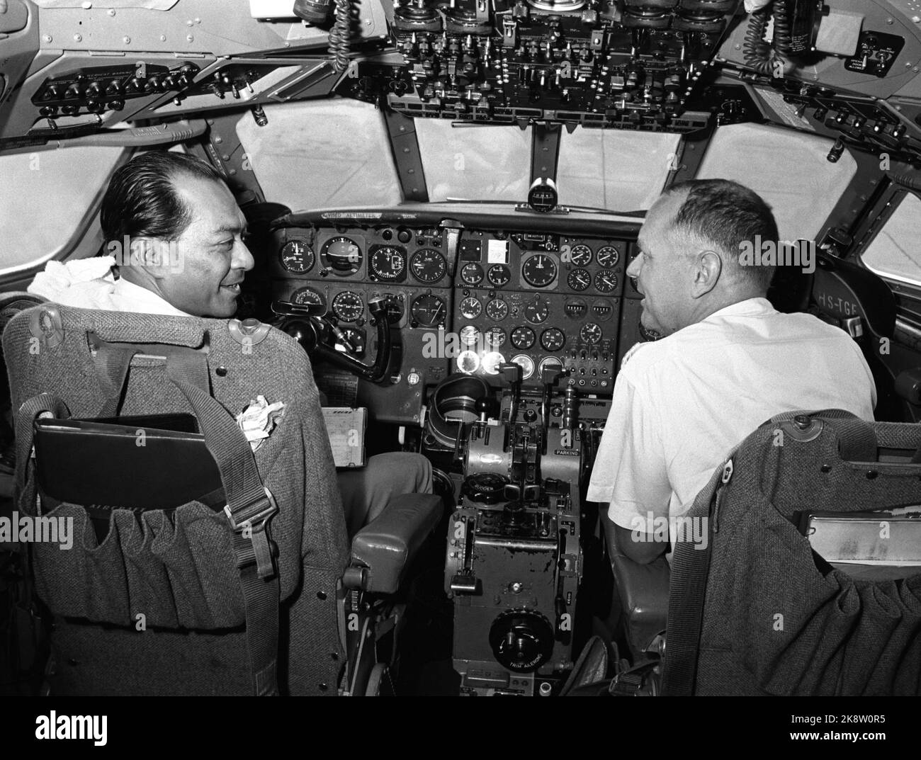 Bangkok 5 juin 1965, Thaïlande. Depuis 5 ans, la compagnie aérienne SAS a construit Thai Airways International Ltd (Thai International) en Thaïlande, pour la joie et le bénéfice mutuels. La société compte trois caravanes et environ 700 employés, dont 37 Scandinaves. Ici de l'aéroport de Bangkok à l'intérieur d'une des machines, capitaine et prince Varan, cousin du roi thaïlandais, avec le norvégien, capitaine Olav Ness. Sur les 31 pilotes de la compagnie, 11 sont Skandivans. Photo: Sverre A. Børretzen / actuel / NTB Banque D'Images