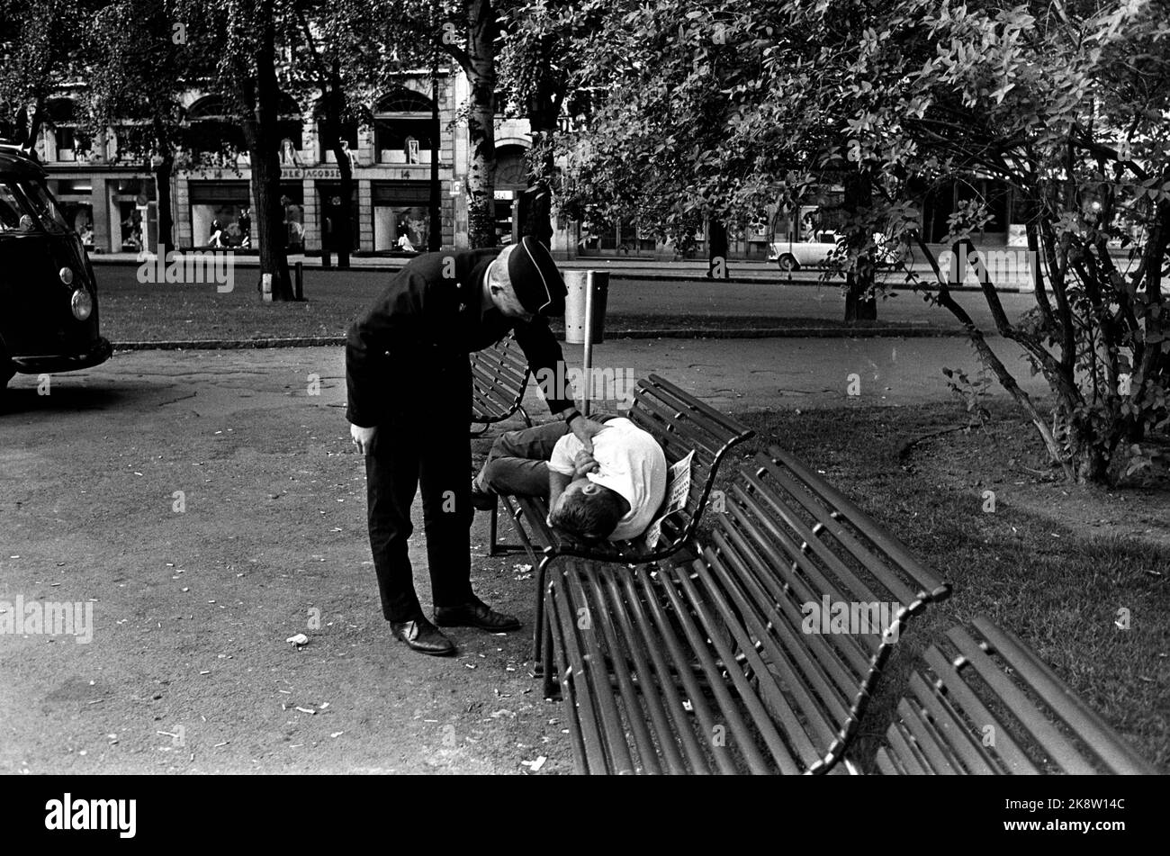 Oslo 19690801 un policier vérifie un homme qui s'est endormi sur un banc dans un parc. Photo: NTB / NTB Banque D'Images