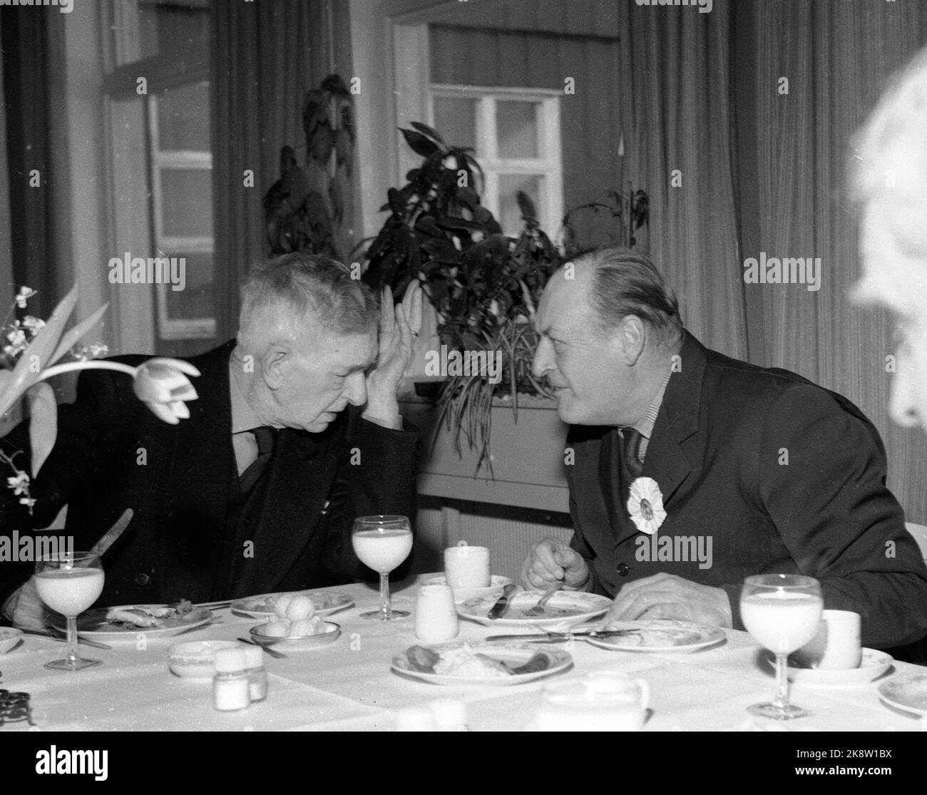Røros février 1961 NM ski à Røros. Au banquet de la partie après le championnat a été bien apporté dans le port, entre autres choses ont participé. Roi Olav (toujours avec la rosette officielle) et auteur Johan Falkberget. Voici les deux en conversation pendant le dîner. Photo: NTB / NTB Banque D'Images