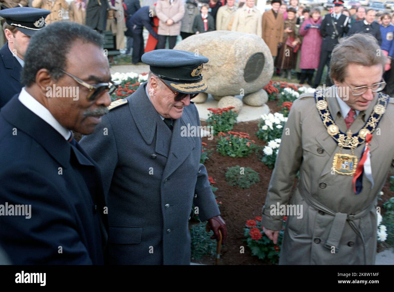 Toronto, Canada 1987-11-20: Le roi Olav visite les États-Unis et le Canada du 17 au 30 novembre 1987. La photo : le roi lors de la cérémonie d'inauguration du parc Little Norway à Toronto, Canada 20 novembre 1987. Ce lieu était un camp d'entraînement pour la Royal Norwegian Air Force pendant la Seconde Guerre mondiale En arrière-plan du monument commémoratif du parc. Après plusieurs années de vie en vasime, la pierre de Norvège a maintenant la plaque montrant un norvégien et un canadien circulaire de chaque côté du monde, a son emplacement final. (Autres noms manquants.) Photo: Jens Kvale Banque D'Images
