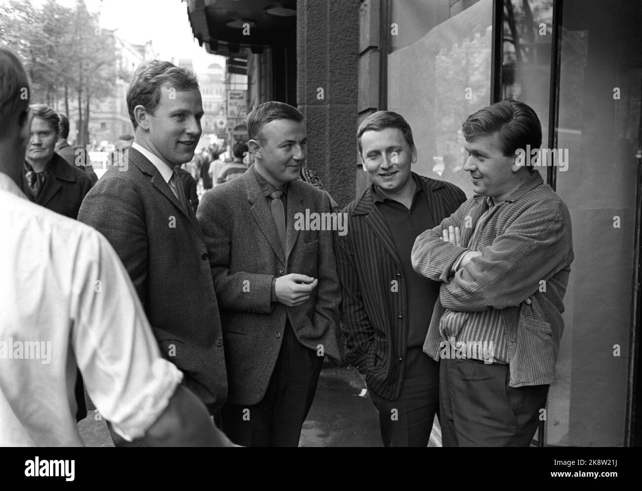 Oslo octobre 1965 les jeunes amateurs de revue investissent du temps et des économies sur le théâtre intime dans l'ancien restaurant Cecil, après les modèles de théâtre de sous-sol. En dehors du théâtre se dresse de v .: Jon Skolmen, Svein Byhring, Rolv Wesenlund et Harald Heide Steen jr. Photo: Aage Storløkken / actuel / NTB Banque D'Images