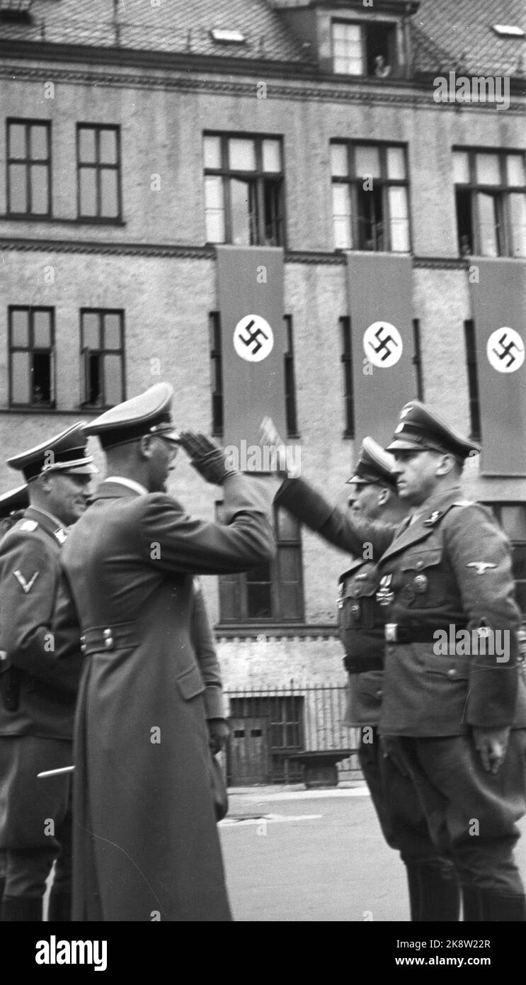 Majorstua, Oslo juin 1942. Reichskommisar Terboven passe la Croix de fer à 2 de la police de sécurité allemande à l'école de Majorstuen. Languettes avec croix de menton. Salutation nazie. Photo: NTB Banque D'Images