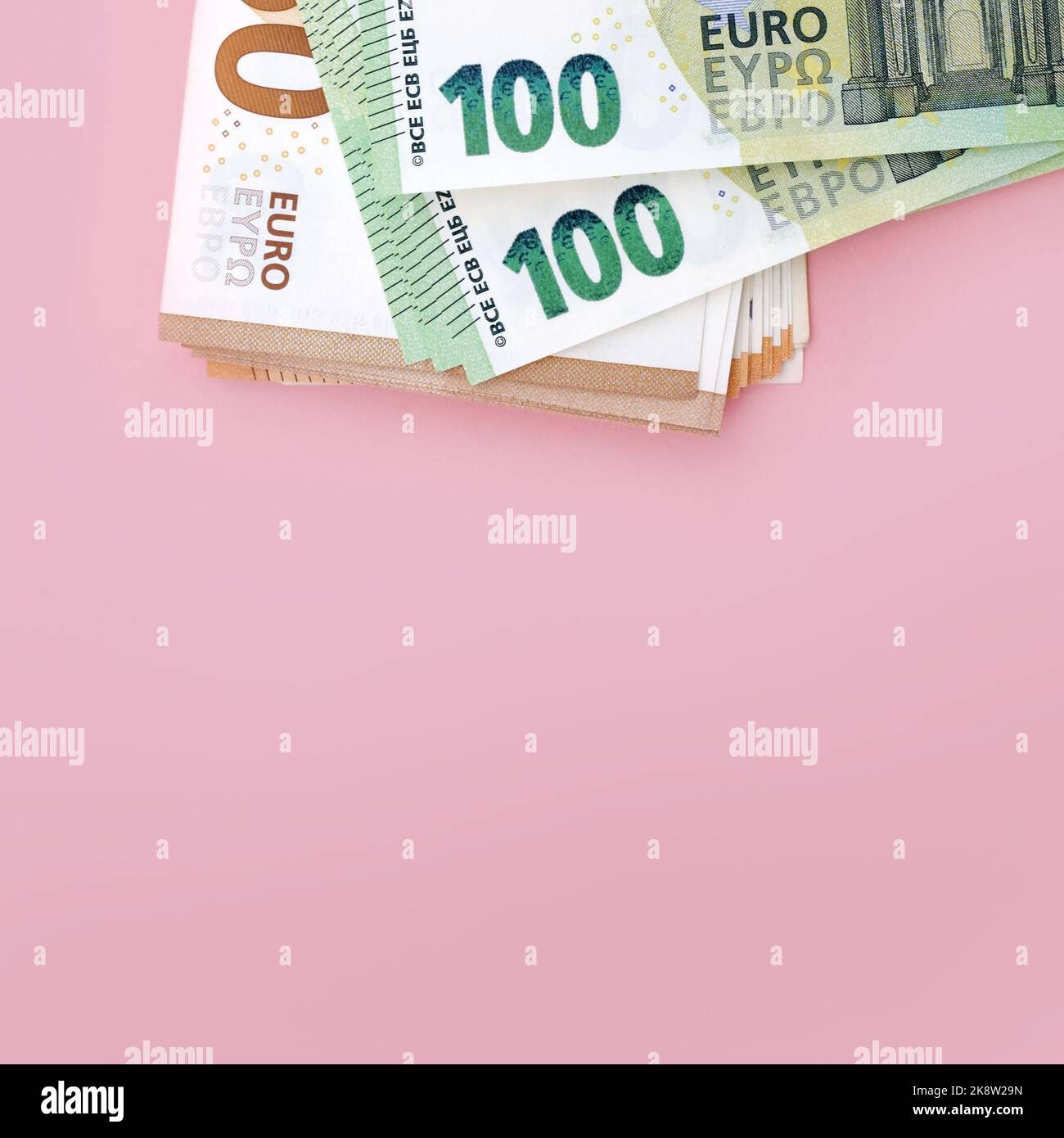 Paquet de billets en euros sur fond rose. Monnaie européenne, affaires, finances. 100 et 50 euros Banque D'Images