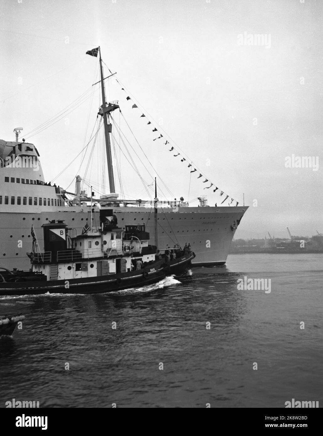 Oslo. Dimanche, 13 novembre 1949. Le bateau à passagers 'Oslofjord' arrive pour la première fois. Les remorqueurs la suivent à l'intérieur des terres. Photo ; actuelle / NTB Banque D'Images Oslo. Dimanche, 13 novembre 1949. Le bateau à passagers 'Oslofjord' arrive pour la première fois. Les remorqueurs la suivent à l'intérieur des terres. Photo ; actuelle / NTB Banque D'Images