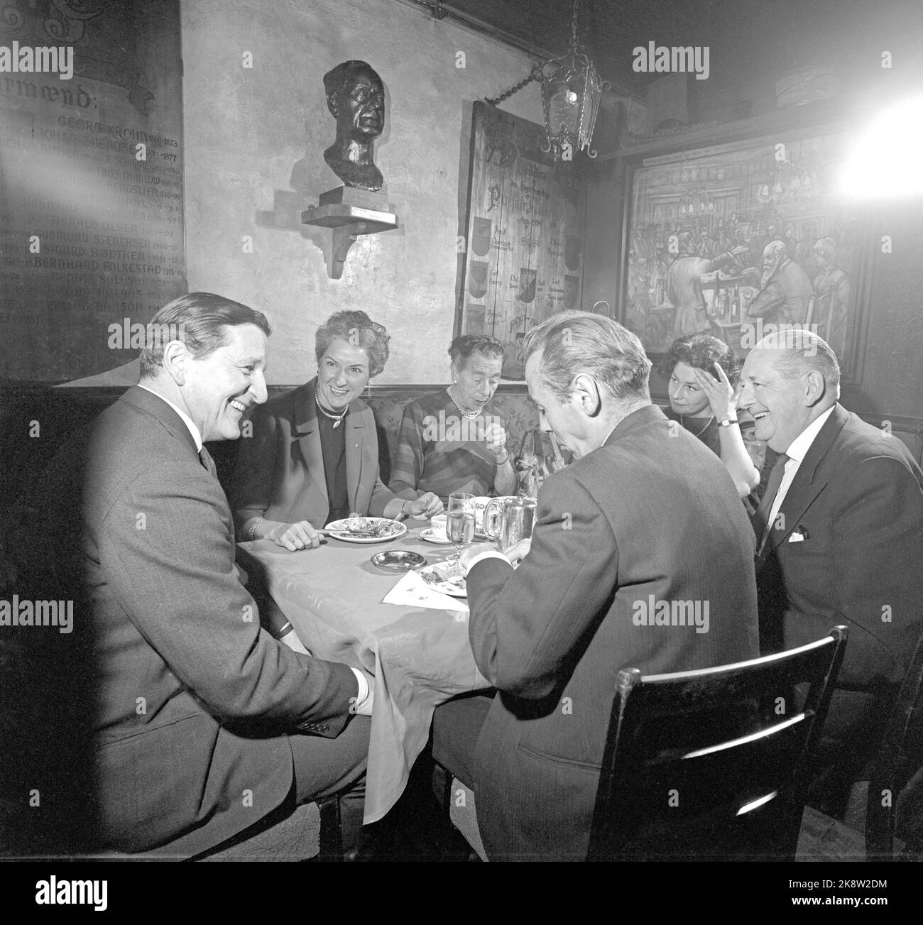 Oslo 1964. L'homme qui ne mourrait pas Jan Baalsrud est interviewé par le magazine Current, aussi des photos avec sa femme espagnole, Teres. Baalsrud ne gère plus le climat norvégien et s'est installé dans un petit village des îles Canaries. Ils sont actuellement en visite à des amis à Oslo. Sur la photo: Avec l'acteur Jack Fjeldstad (t.v.) dans un restaurant à Oslo. Fjeldstad joue Baalsrud dans le film 'Nine Liv'. Photo: Albert Kristiansen / actuel / NTB Banque D'Images