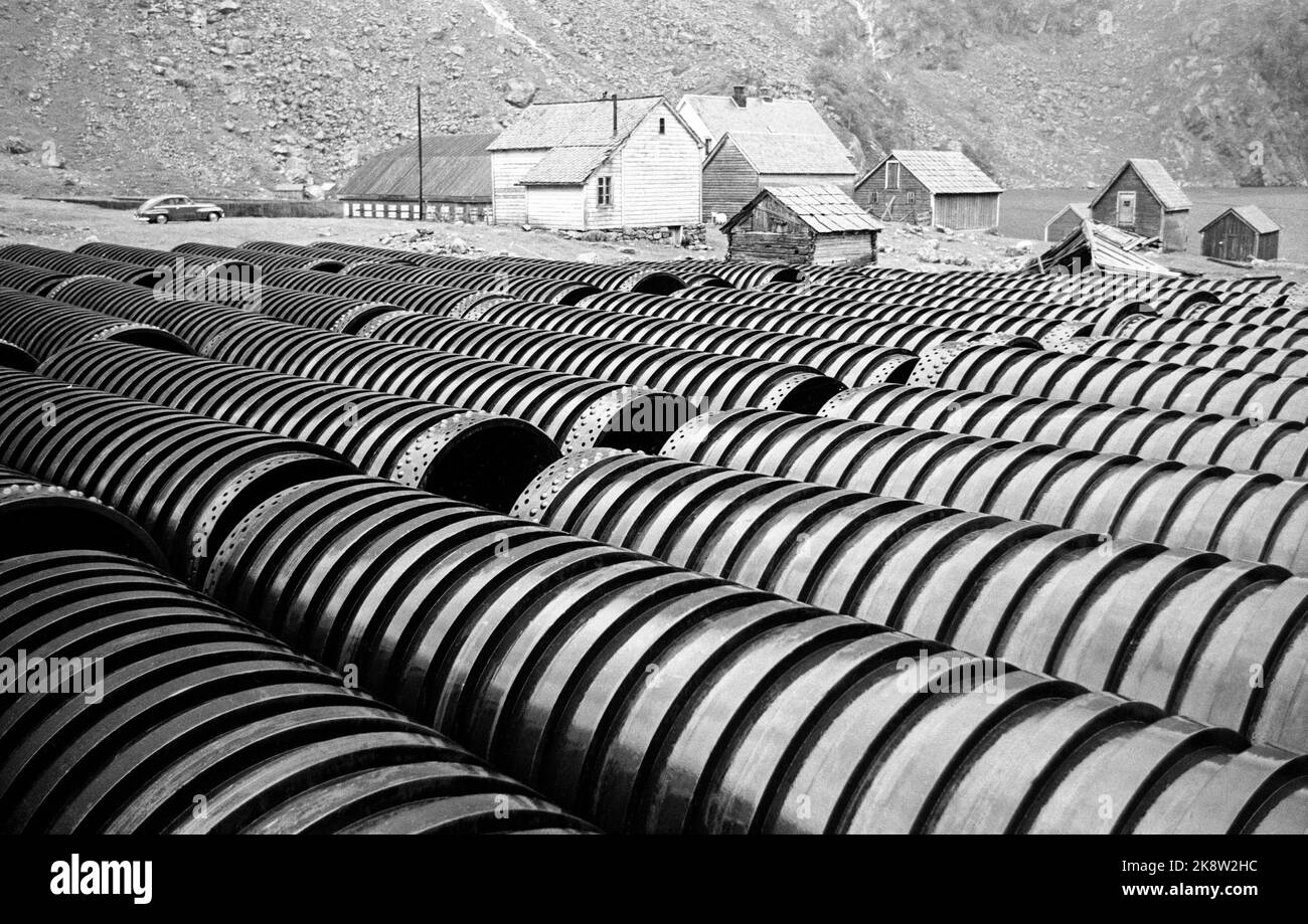 AOS 19700815. La petite communauté rurale Osa devait disposer d'une centrale électrique pour fournir 80 000 kW pendant la première Guerre mondiale. Pendant la Seconde Guerre mondiale, les Allemands commencèrent à faire travailler un ancien. Rien n'était rien. Maintenant, l'endroit est dépeuplé. Ici : lancé Turbin Pipes de la Seconde Guerre mondiale, qui sert de hangar pour les moutons par temps pluvieux. Photo: Sverre A. Børretzen / actuel / NTB Banque D'Images