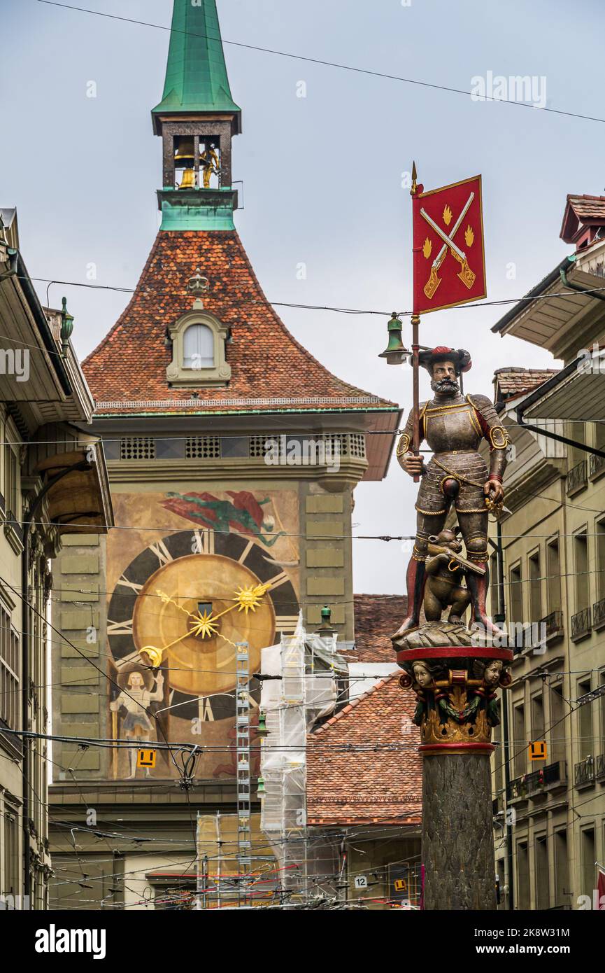 Statue peinte au sommet d'une colonne d'une fontaine dans la vieille ville de Berne en Suisse Banque D'Images