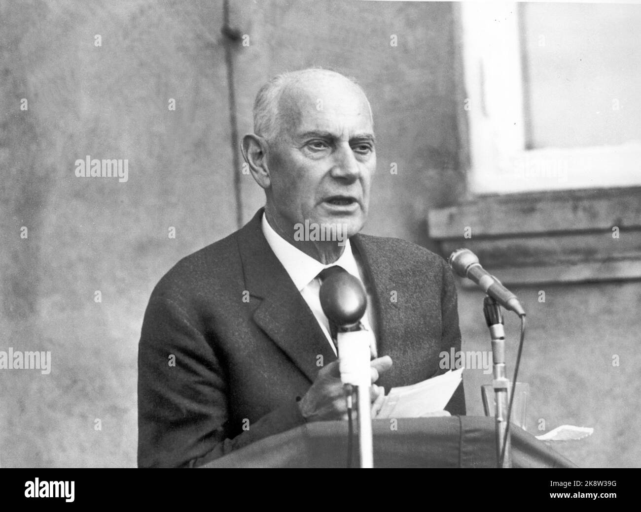 Hamar 196309 l'ancien Premier ministre Einar Gerhardsen lors de la campagne électorale du Parti travailliste avant les élections municipales. Ici, il visite Hamar. Gerhardsen sur la chaire, parlez et gesticulez. Photo: Ivar Aaserud / courant / NTB Banque D'Images