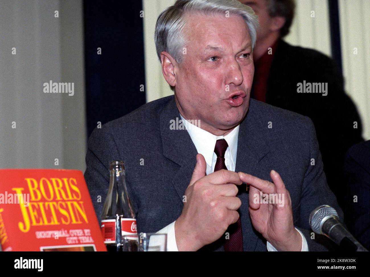 6 mars 1990 d'Oslo. Le Président Boris Eltsine visite la Norvège. Il prévient qu'il va rompre avec le Parti communiste si le Congrès pour l'été ne va pas assez loin pour réformer le Parti communiste. Il est ici à une conférence de presse à Lysaker. À propos de. Pendant 2 heures, sa visite en Norvège a duré, après le retour de la conférence de presse à Fornebu pour prendre l'avion pour Hambourg. Photo: Jørn H. Moen / NTB / NTB Banque D'Images