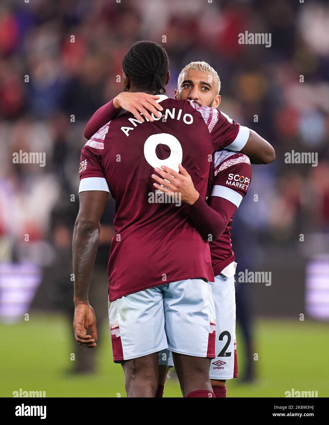 Michail Antonio, de West Ham United, a déclaré Benrahma à la suite du match de la Premier League au stade de Londres. Date de la photo: Lundi 24 octobre 2022. Banque D'Images