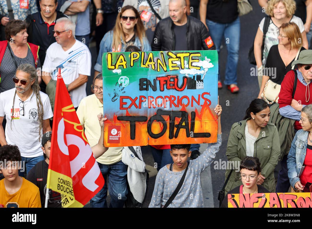 Marseille, France. 22nd octobre 2022. Un manifestant tient un écriteau exprimant son opinion lors de la manifestation Nouvelle mobilisation du syndicat CGT (Confédération générale du travail) à Marseille contre le coût élevé de la vie. Crédit : SOPA Images Limited/Alamy Live News Banque D'Images