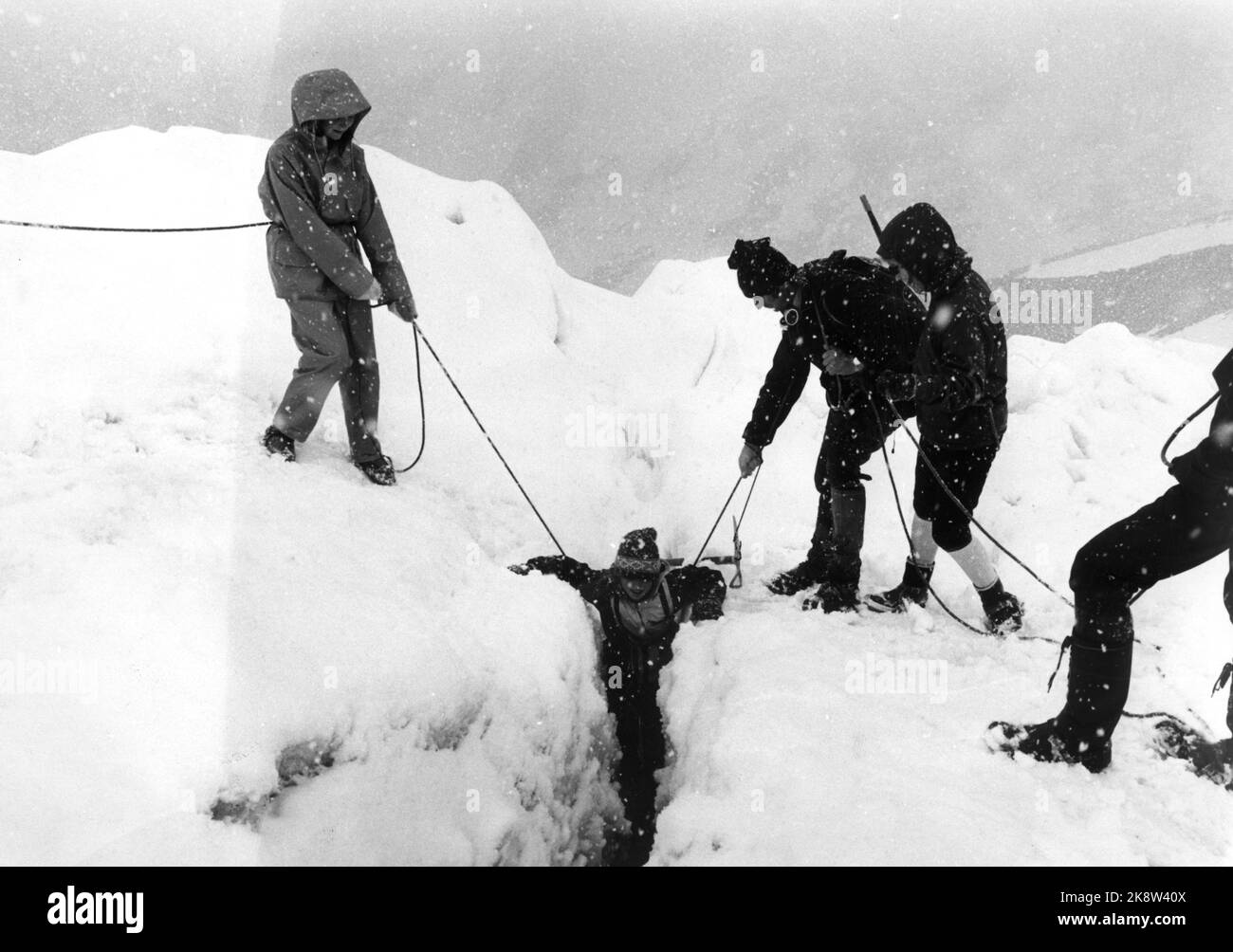 Jotunheimen Mai 1970. Varden Fjellskole, école de camp à Spiterstulen, dirigée par Eiliv Sulheim. Élèves sur la randonnée en montagne, fixés dans des cordes, la lettre de marche. L'éleveur Wolf Stauber montre comment tirer vers le haut une personne qui a été si malchanceux de tomber dans une fissure. Photo: Ivar Aaserud / courant / NTB Banque D'Images