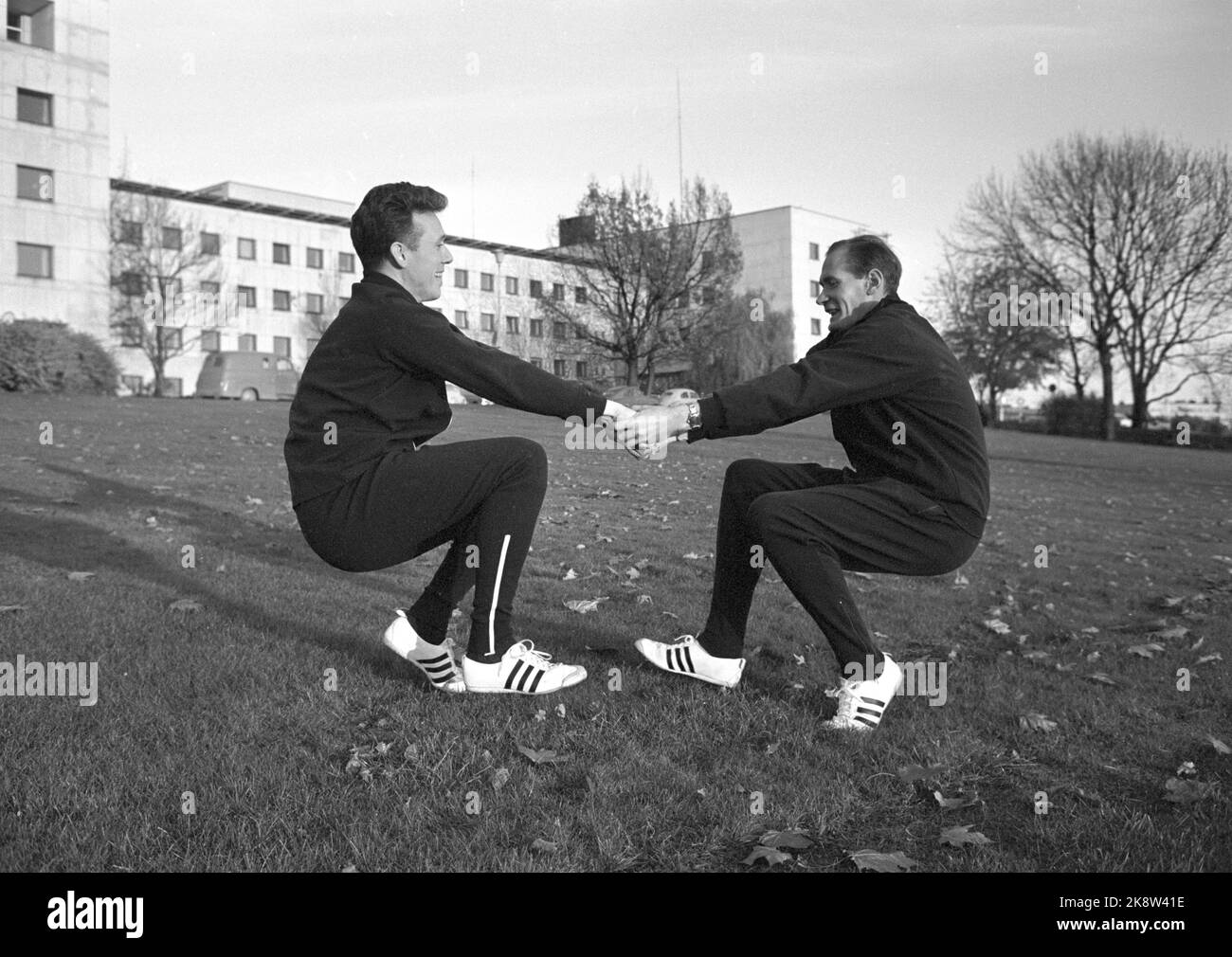 Oslo à l'automne 1965: Cet automne, NRK a lancé la campagne de garniture 'Bøy and Cloth' - menée par Knut Bjørnsen - commentateur de patinage sur glace et d'athlétisme de longue date, et le consultant sportif Sten Johnson, également connu comme le père de la révolution du patinage. Le premier programme a été mis en ondes sur 29 octobre 1965. Dans les programmes de télévision, ils ont montré divers exercices d'exercice qui conviennent à toute la famille, et ils ont des familles dans le studio pour démontrer les exercices. Ici, Bjørnsen (TV) et Johnson sont en session de formation en dehors de NRK à Marienlyst. Photo: Sverre A. Børretzen / actuel / NTB Banque D'Images