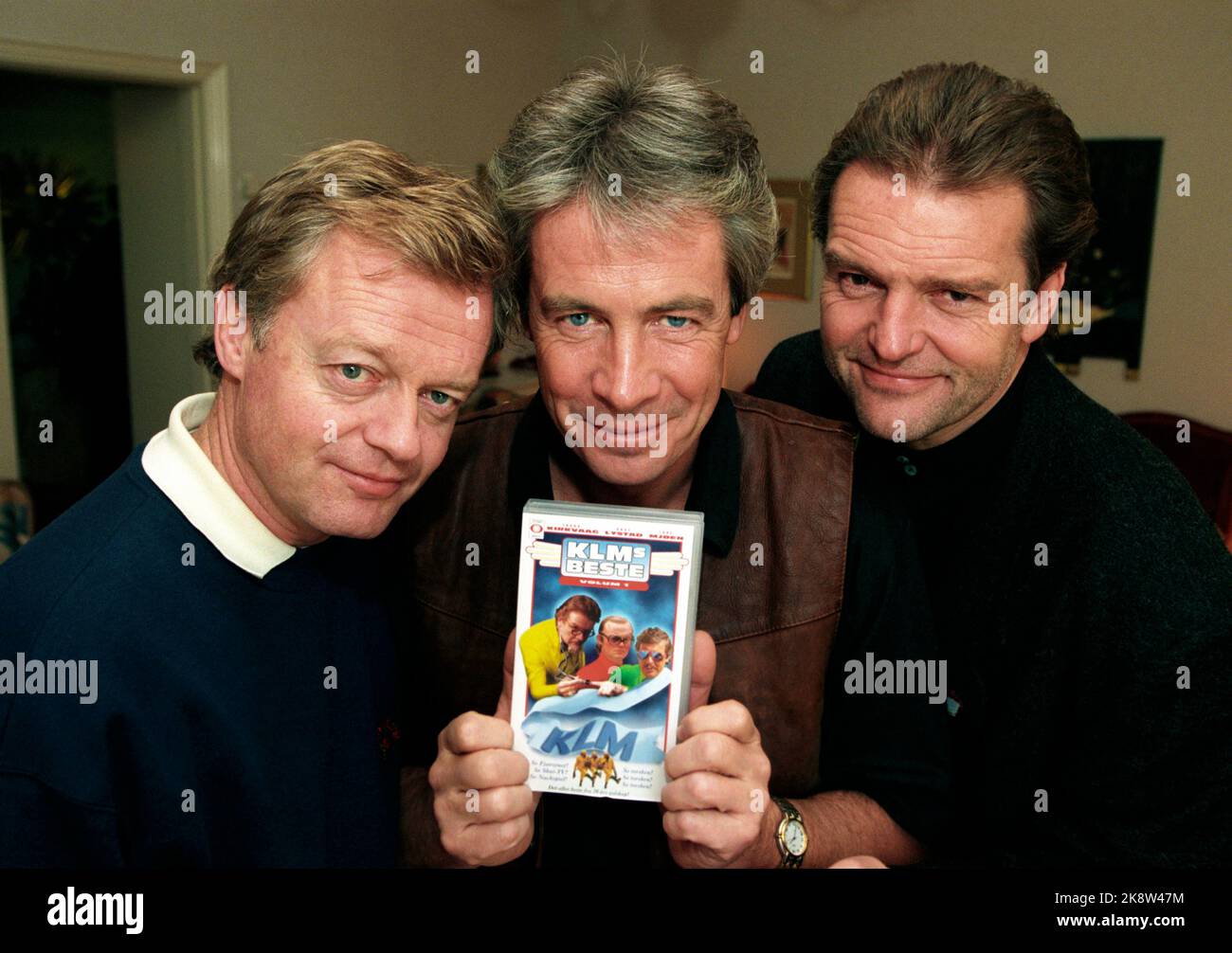 Oslo 19951103 le groupe d'humour KLM, qui se compose de (de V) Trond Kirkvaag, Knut Lystad et Lars Mjøen ont un grand succès avec le programme TV Vorspiel à NRK. Le trio est également à jour avec la sortie vidéo avec les meilleurs croquis du groupe. Ici les trois avec la cassette vidéo. Photo: Helge Hansen / NTB / NTB Banque D'Images