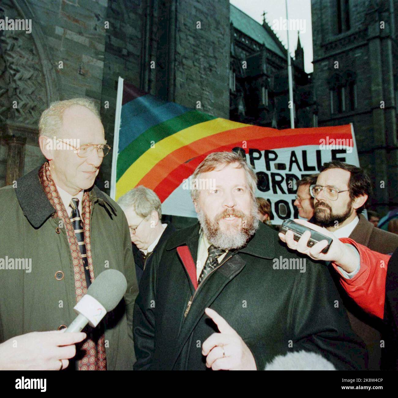 Trondheim. Réunion de l'Église 1997. Le président du conseil de l'Église, Oddbjørn Evanshaug (t.v.), accueille le conseil de l'Église, Jon Lilletun, à Nidaros et le service d'ouverture de la réunion de l'Église. En arrière-plan, le groupe de l'église ouverte démontre les gays et les lesbiennes. (NTB-photo: Down Alley) Banque D'Images