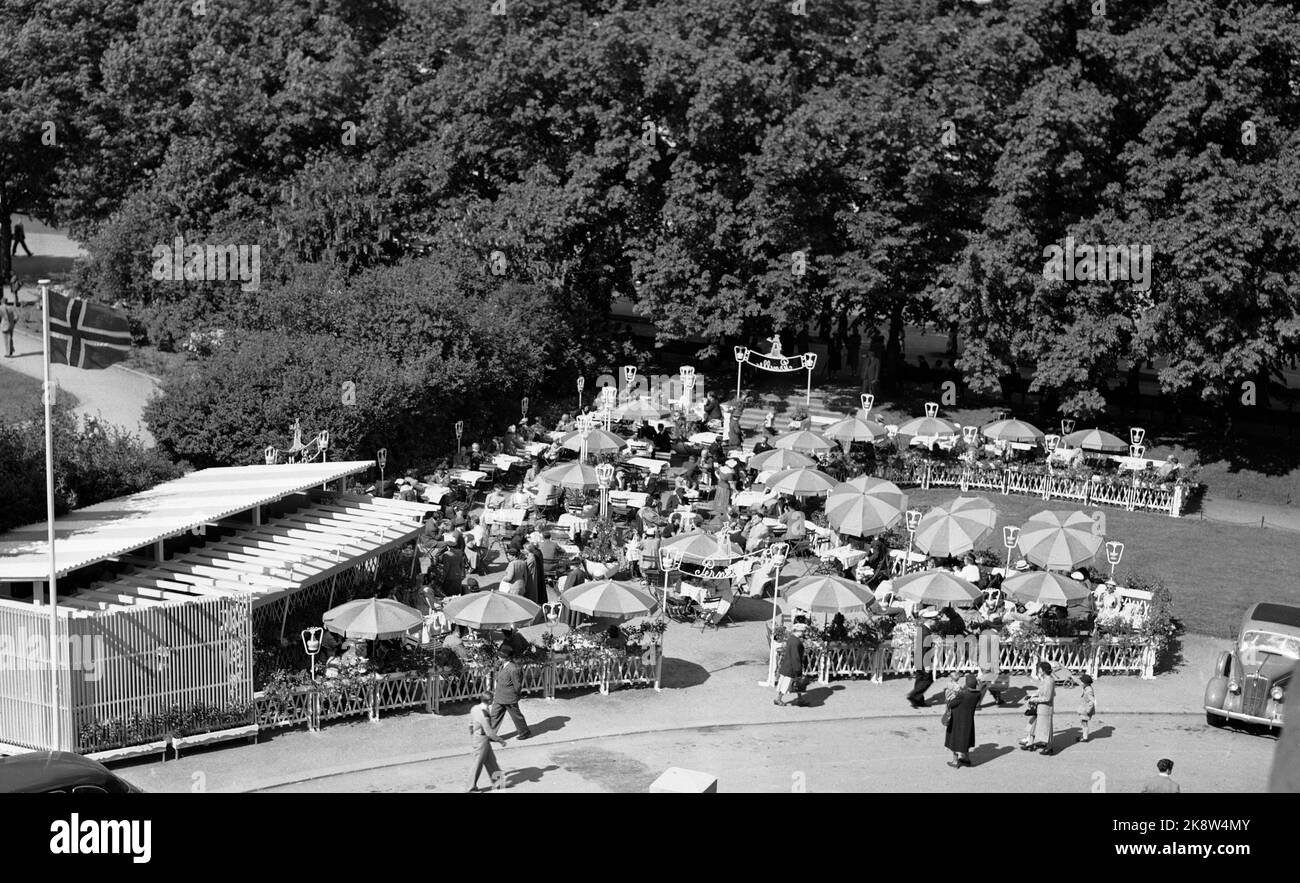 Oslo 19510727 été à Oslo. Voici un aperçu du restaurant extérieur Pernille, dans le centre d'Oslo, avec de nombreux clients. Drapeau norvégien sur Rod TV dans l'image. Photo: NTB / NTB Banque D'Images