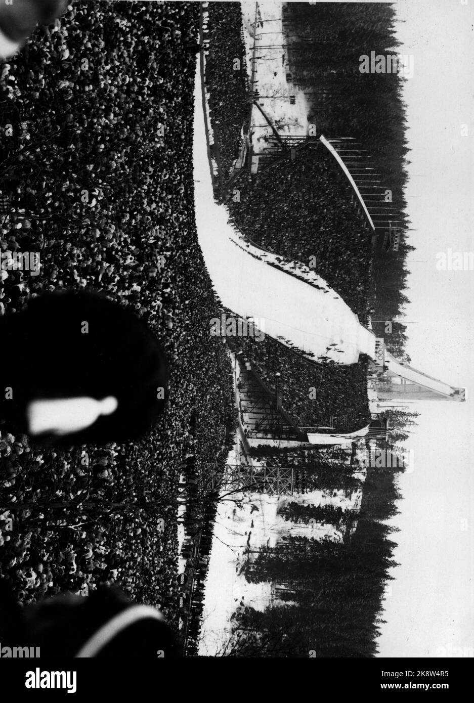 Jeux olympiques d'hiver d'Oslo 1952. Holmenkollbakken. Plus de 150 000 sont venus à la course de saut à Holmenkollen. Un record de public a été établi avec 104 102 spectateurs payants, la pile libre est pleine de spectateurs. Photo: Actuel / NTB. Banque D'Images