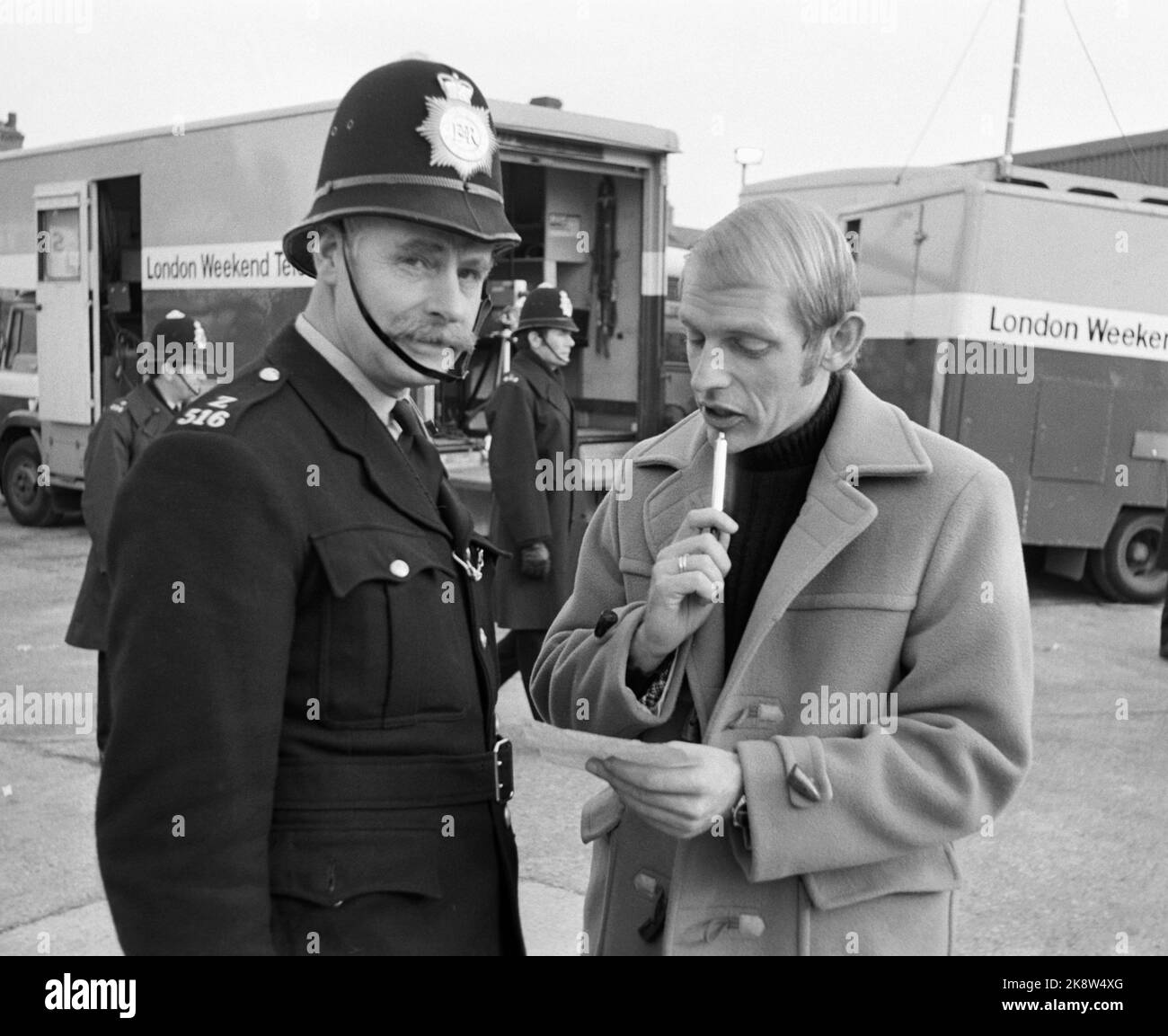 Selhurst Park, Londres 19721125. Journaliste sportif dans NRK Knut TH. Gleditsch en Angleterre pour commenter le match de basculement de samedi à la télévision. Chaque semaine, un des journalistes sportifs de la télévision se rend en Angleterre pour commenter le match. Nous suivons ici Knut TH. Gleditsch part d'Oslo jusqu'à ce qu'il soit de retour. Le gendarme de la police de Londres donne volontiers ses conseils avant le début du match. Photo: Aage Storløkken Current / NTB Banque D'Images