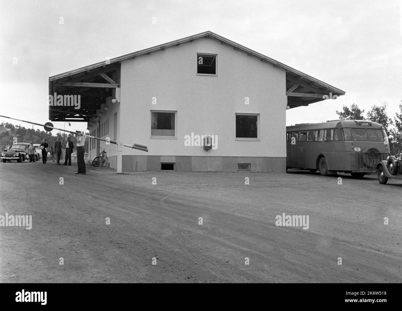 Svinesund, 19530908. La nouvelle station de douane de Svinesund. Un outil de traction se trouve au niveau de la flèche. Des bus et des voitures vous attendent sur la route de gravier. Bâtiment simple avec une verrière. Photo: NTB Banque D'Images