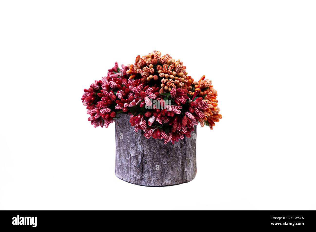 Un gros plan de vase en bois avec fleurs rouges et blanches . Le vase en porcelaine a une surface cannelée. Le vase avec un bouquet est isolé contre le blanc Banque D'Images