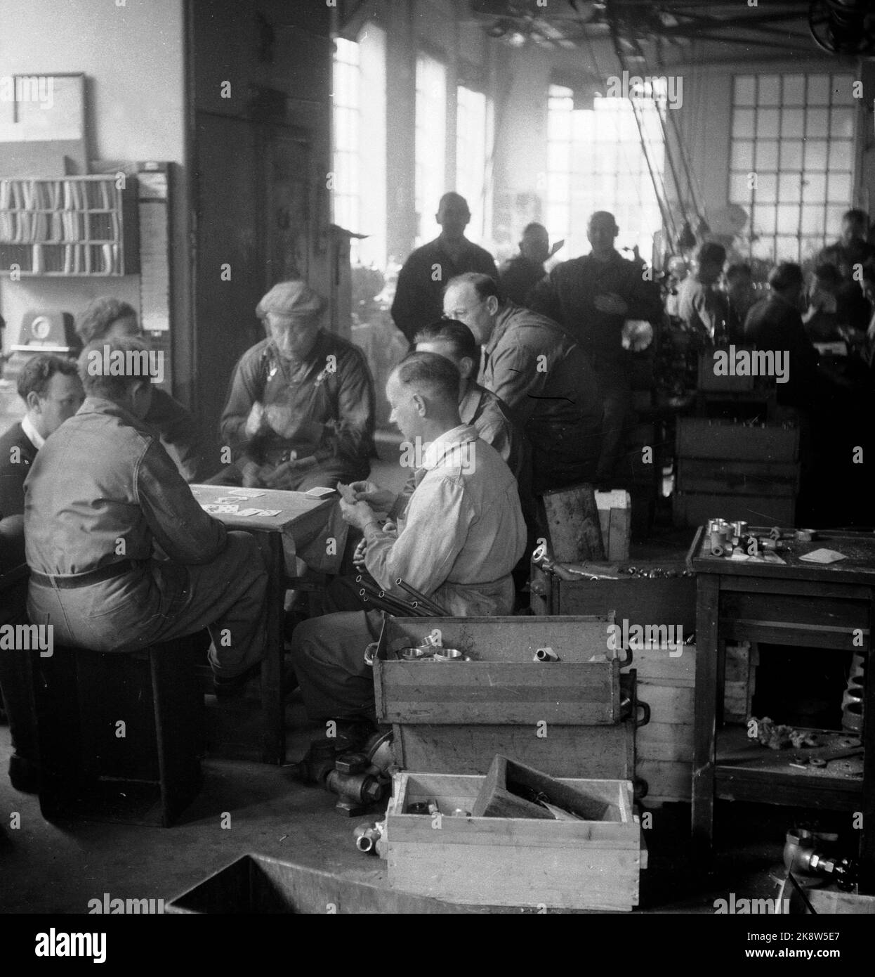 Oslo 19471101. Une heure de rationnement à Oslo après un été sec avec une chaleur record. Le branchement électrique est effectué tous les matins de 2 h 11,30 à 12,30 h. La déconnexion entraîne une rupture significative dans le travail des entreprises qui dépendent de l'électricité à leurs machines. C'est Oslo Lysverker qui distribue le courant. Ici, de la société E. Sunde & Co. A/S Plumbing shop et de l'usine de luminaires où les employés jouent Bridge tout en attendant l'électricité. Photo : Th. Courant Scotaam / NTB Banque D'Images