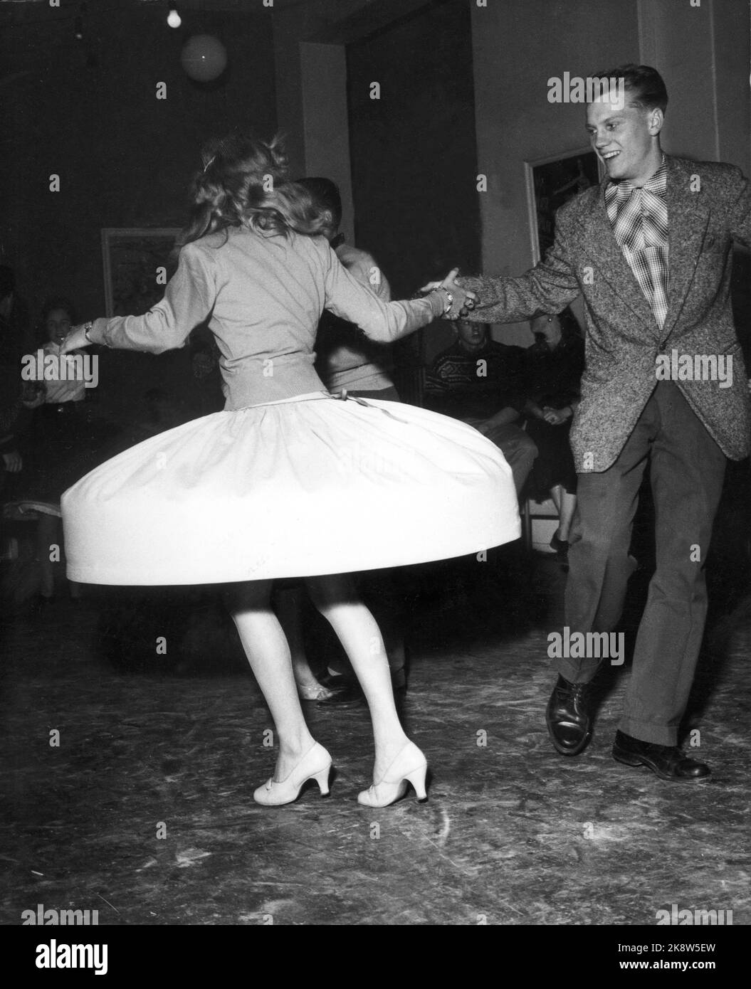 Oslo 19570905: Rock'n roll avec danse au club de loisirs de Hammersborg. Balançoire et rock dansant pour les jeunes dans des vêtements typiques. Photo: NTB / NTB Banque D'Images