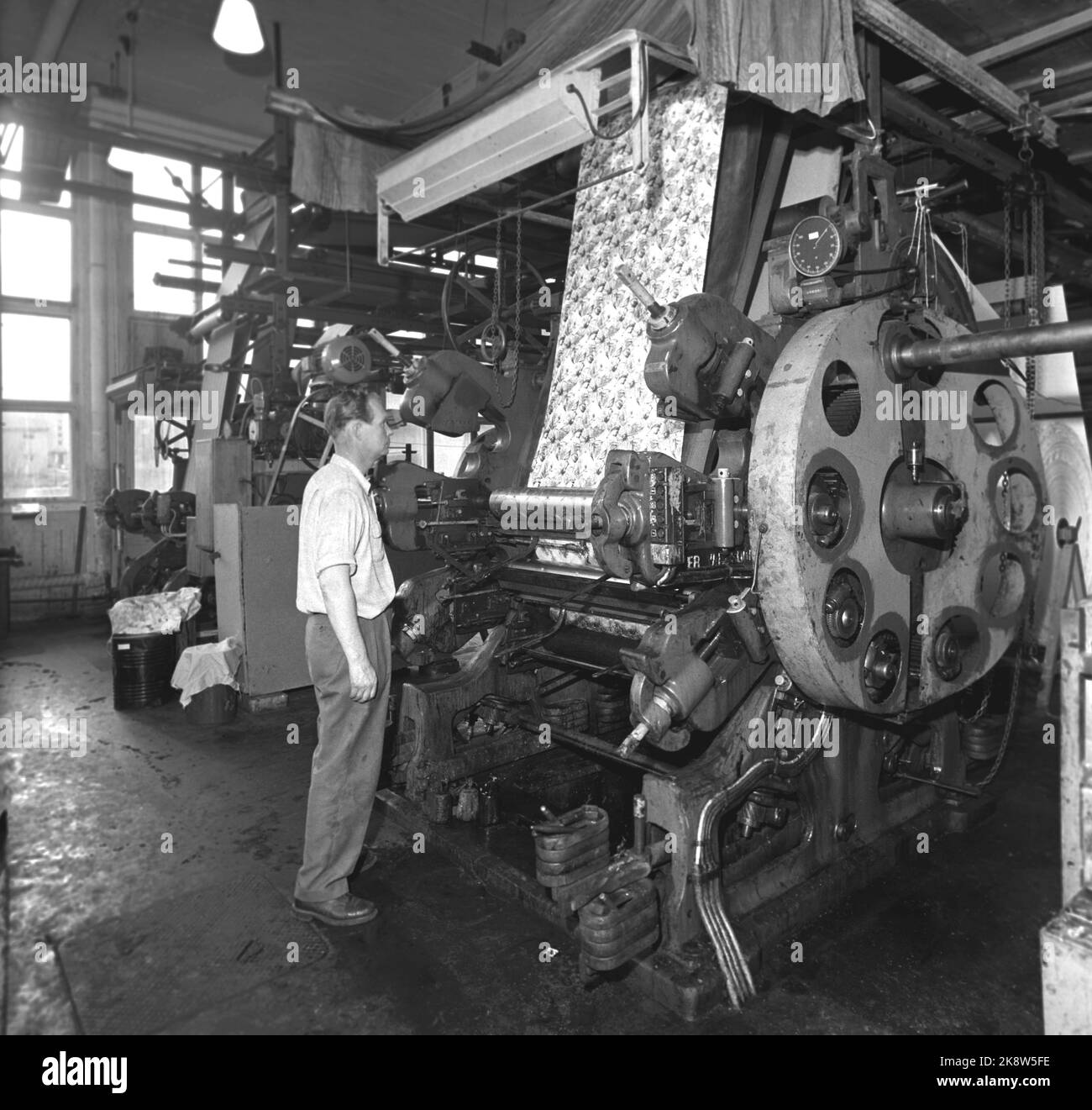 Oslo 195710. Les roues Veveri A/S doivent être réglées en raison de difficultés financières. L'entreprise a plus de 100 ans, le tissage le plus moderne de Scandinavie, et l'un des plus anciens magiciens du coton du pays, avec 350 employés, beaucoup de professionnels sont des personnes plus âgées. L'image provient du hall de production. Photo Aage Storløkken / actuel / NTB Banque D'Images