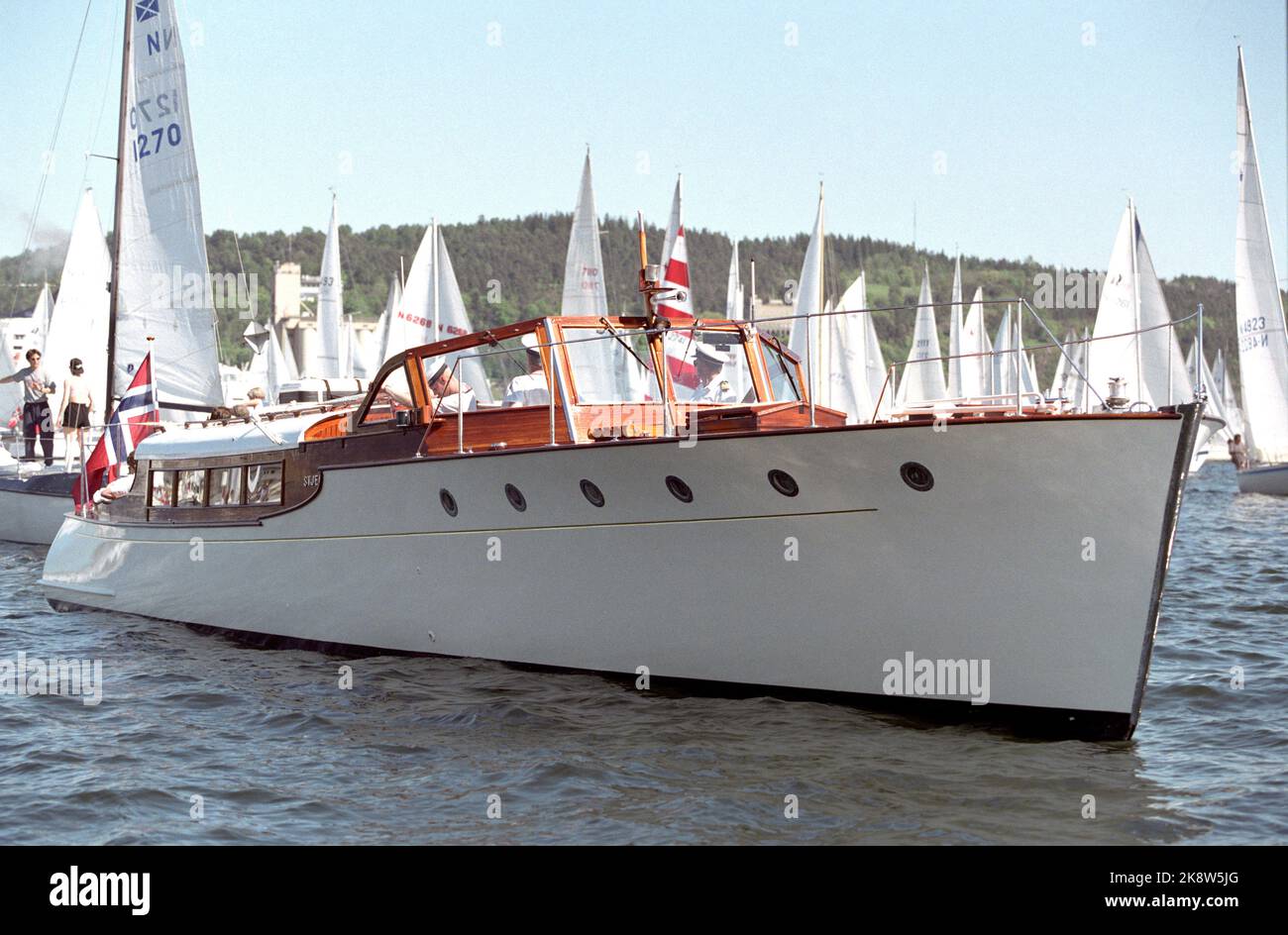Oslo 19960607: La reine Sonja suit le Færderseilasen du châle 'Star'. Photo: Aleksander Nordahl NTB / NTB Banque D'Images