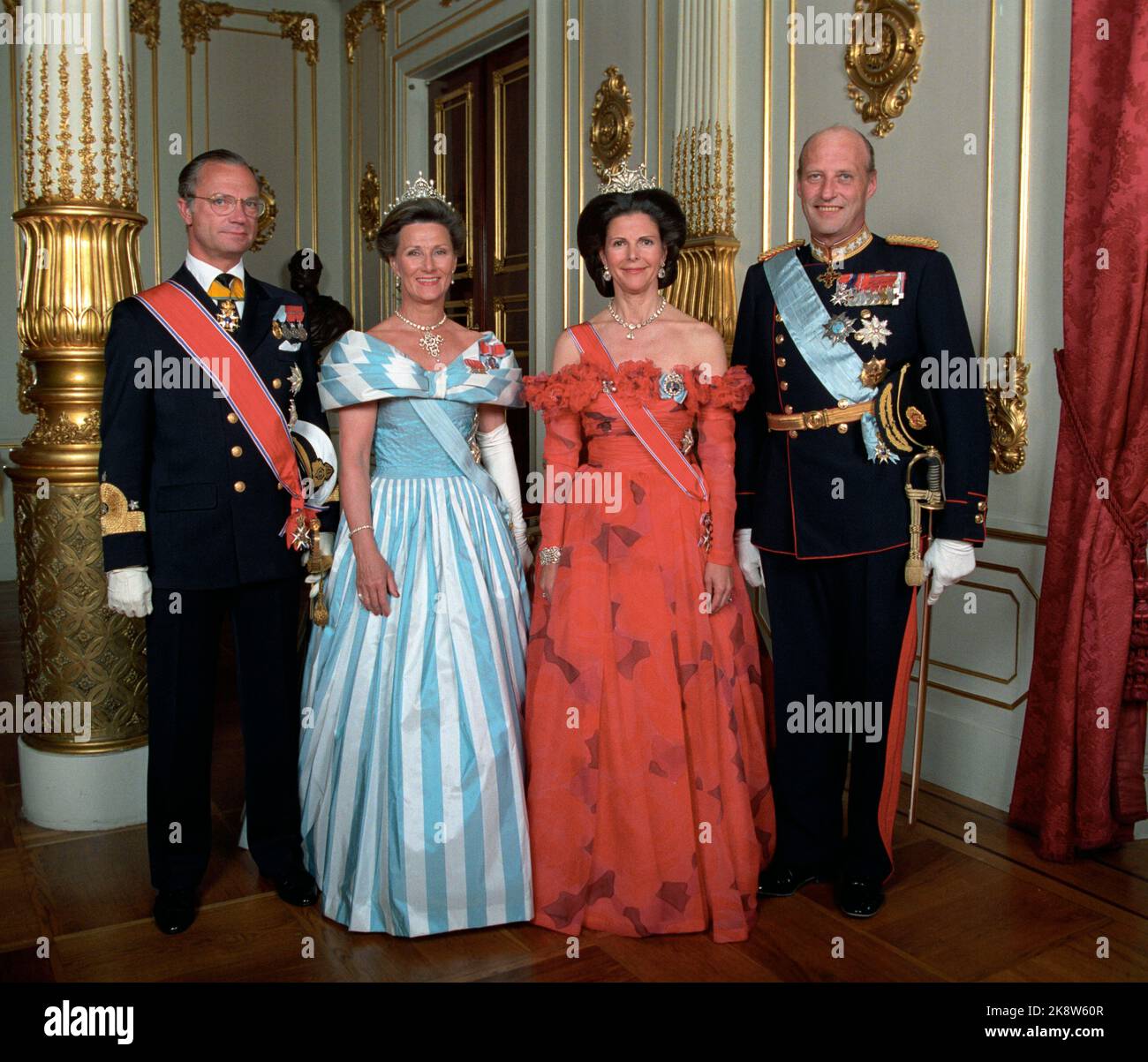 Oslo. Le couple royal suédois la reine Silvia et le roi Carl Gustaf sont en visite en Norvège avec le couple royal norvégien la reine Sonja et le roi Harald. Ici depuis le dîner de gala au château. De v; le roi Carl Gustaf, la reine Sonja, la reine Silvia et le roi Harald, tous dans le gala. DIAdem photo; Bjørn Sigurdsøn / NTB Banque D'Images