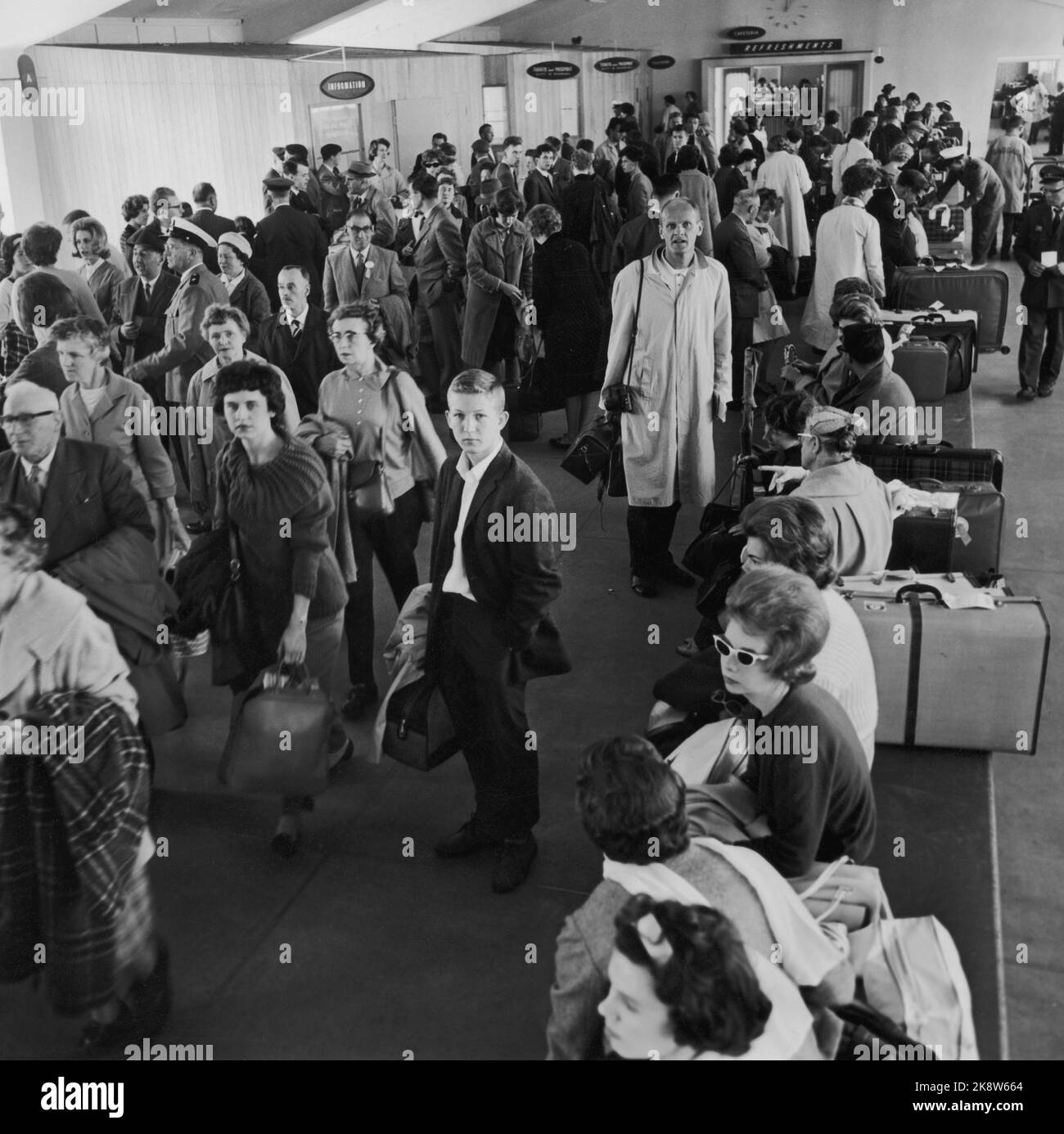Bergen 19630629 « mais aucun bus ne les attend ». La grève des bus paralyse l'industrie touristique, tourne les jambes sous les hôtels et met les agences de voyage dans le pin de chat. La Norvège occidentale est la plus durement touchée. -Plus de deux mille passagers viennent à Bergen chaque semaine avec les bateaux de l'Angleterre. Certains d'entre eux auraient dû passer en bus. Photo: Bjørn Thunæs / actuel / NTB Banque D'Images