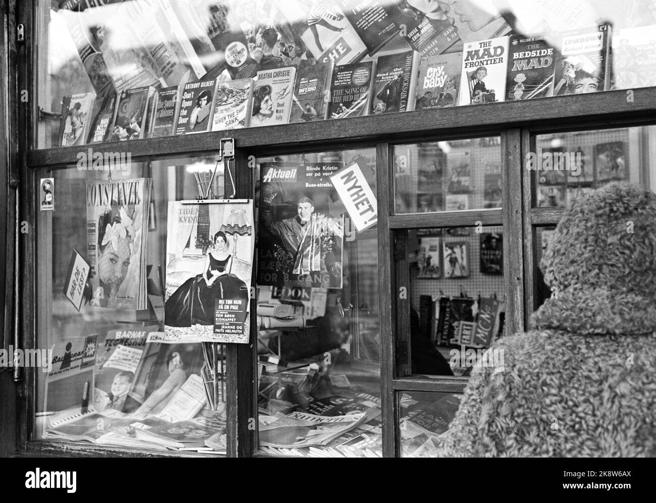 2 février 1963 de Trondheim. Une fenêtre de kiosque / vente de feuilles. Le magazine hebdomadaire est suspendu dans la fenêtre. Photo: Ivar Aaserud / courant / NTB Banque D'Images