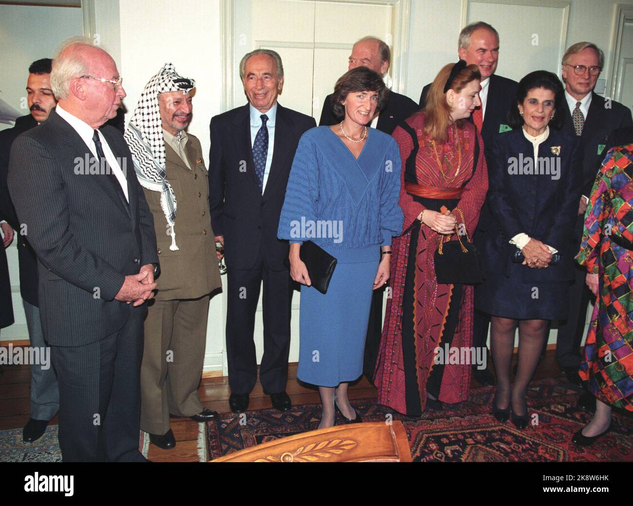 Oslo 19941209: De gauche Yitzhak Rabin, Yasser Arafat, Shimon Peres, Sissel Rønbeck, Mme Suha Arafat, Et Mme Leah Rabin. Sejersted pendant le dîner au Grand Hotel. Le Prix Nobel de la paix 1994 est divisé entre Yasser Arafat, Shimon Peres et Yitzhak Rabin. Arrière (F.) Odvar Nordli, Geir Lundesstad, Francis Sejersted. Photo: Lise Åserud NTB / NTB Banque D'Images