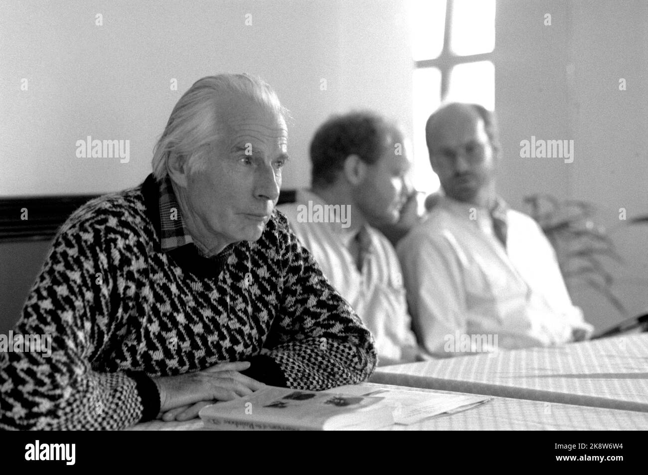 Oslo 19880824: Professeur Arne Næs à l'ouverture du bureau de Greenpeace en Norvège. Michael Gylling Nielsen et Göran Olenborg en arrière-plan t.h. Photo: Henrik Laurvik / NTB Banque D'Images