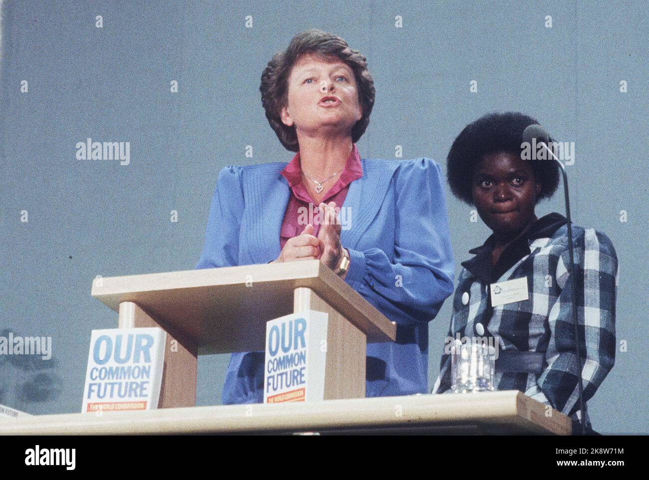 Londres, Angleterre 19870426: Notre avenir commun - Commission mondiale sur l'environnement et le développement. Gro Harlem Brundtland présente ici le rapport de la Commission de l'environnement et du développement de l'ONU, notre avenir commun (notre avenir commun) en 1987. / Rapports / protection de l'environnement / FN / photo: Henrik Laurvik Banque D'Images