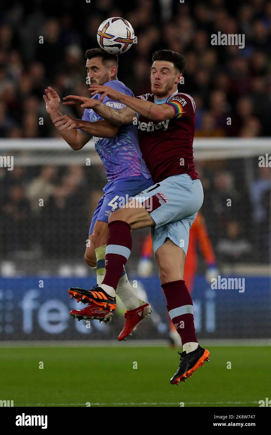 Declan Rice of West Ham United saute avec Lewis Cook de l'AFC Bournemouth pour obtenir le ballon lors du match de la Premier League entre West Ham United et Bournemouth au London Stadium, Stratford, le lundi 24th octobre 2022. (Credit: Tom West | MI News) Credit: MI News & Sport /Alay Live News Banque D'Images