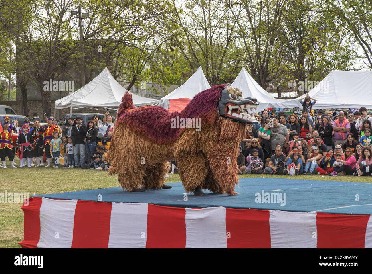 Buenos Aires, Argentine - 24 octobre 2022 : danse japonaise du lion (shishimai) au festival japonais. Banque D'Images