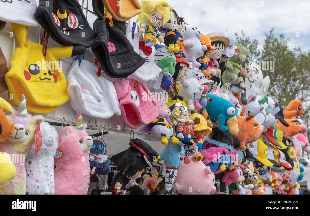 Buenos Aires, Argentine - 24 octobre 2022 : poupées et cadeaux en peluche à une foire. Banque D'Images