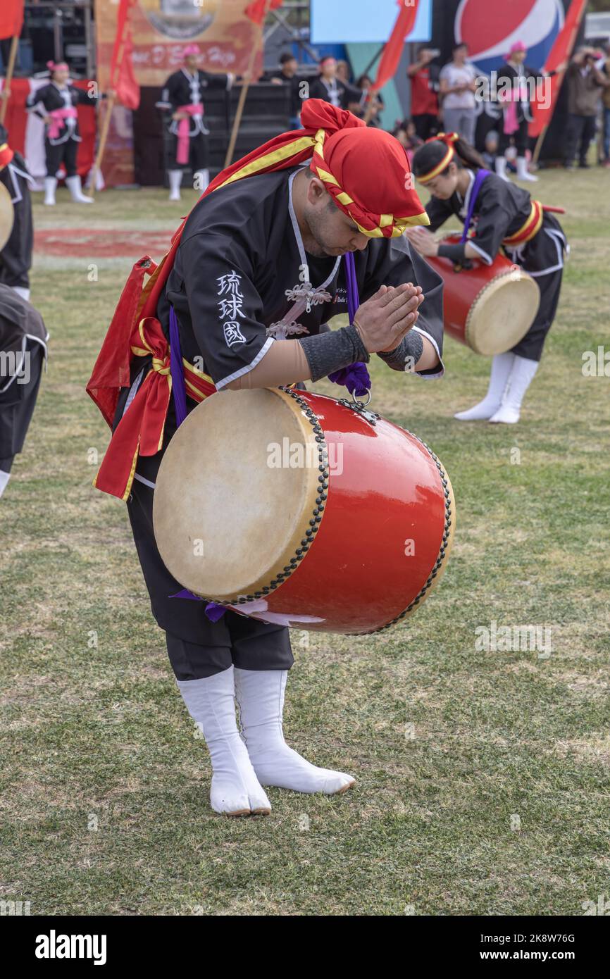 Buenos Aires, Argentine - 24 octobre Th, 2022: Jeune homme japonais faisant la salutation du soleil. EISA (danse japonaise avec batterie) à Varela Matsuri. Banque D'Images