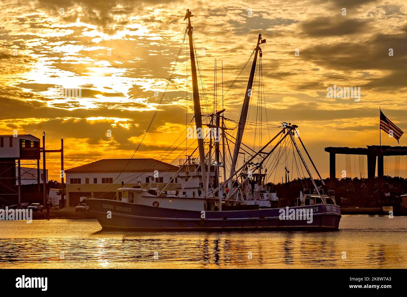 Un bateau à crevettes parcourt la rivière Pascagoula, le 4 octobre 2022, à Pascagoula, Mississippi. Pascagoula est connu comme un grand centre de construction navale, et le Banque D'Images