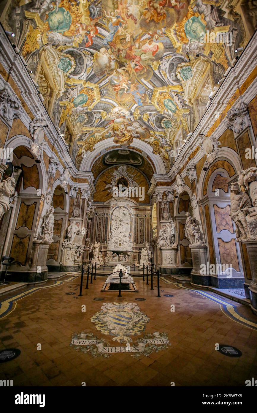 Vue générale de la salle principale au centre de la nef de la Chapelle Sansevero, une sculpture grandeur nature en marbre blanc de l'artiste Giuseppe Sammartino en 1753, représentant notre Seigneur Jésus Christ mort, recouverte d'une enveloppe transparente faite du même bloc que la statue. Banque D'Images