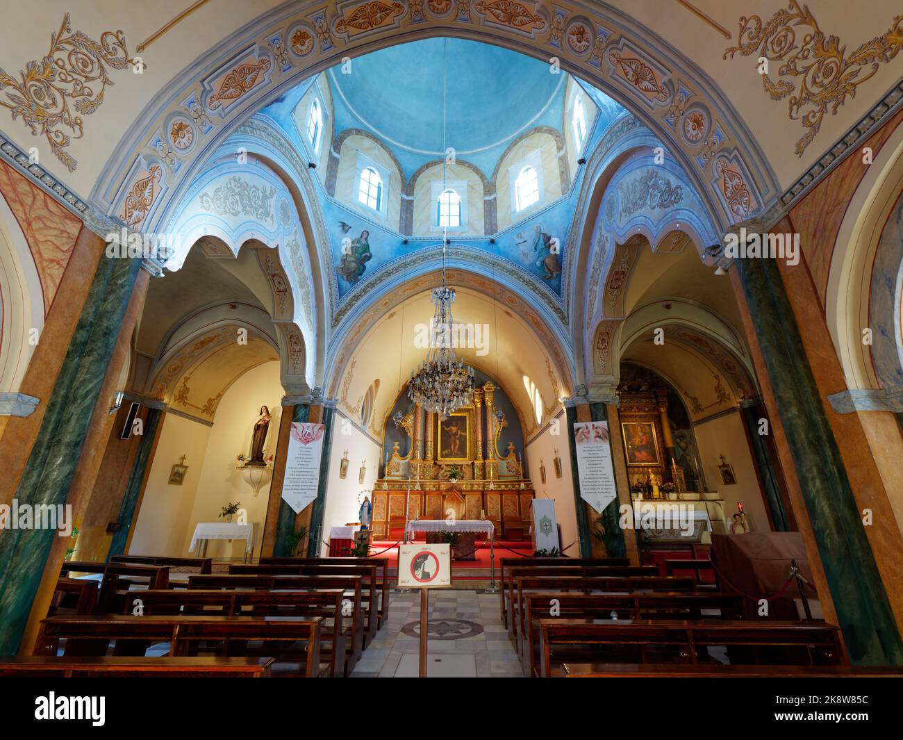 ST. Intérieur de la cathédrale Saint-Jean-Baptiste dans la ville de Fira. Île grecque des Cyclades de Santorin dans la mer Égée Banque D'Images ST. Intérieur de la cathédrale Saint-Jean-Baptiste dans la ville de Fira. Île grecque des Cyclades de Santorin dans la mer Égée Banque D'Images
