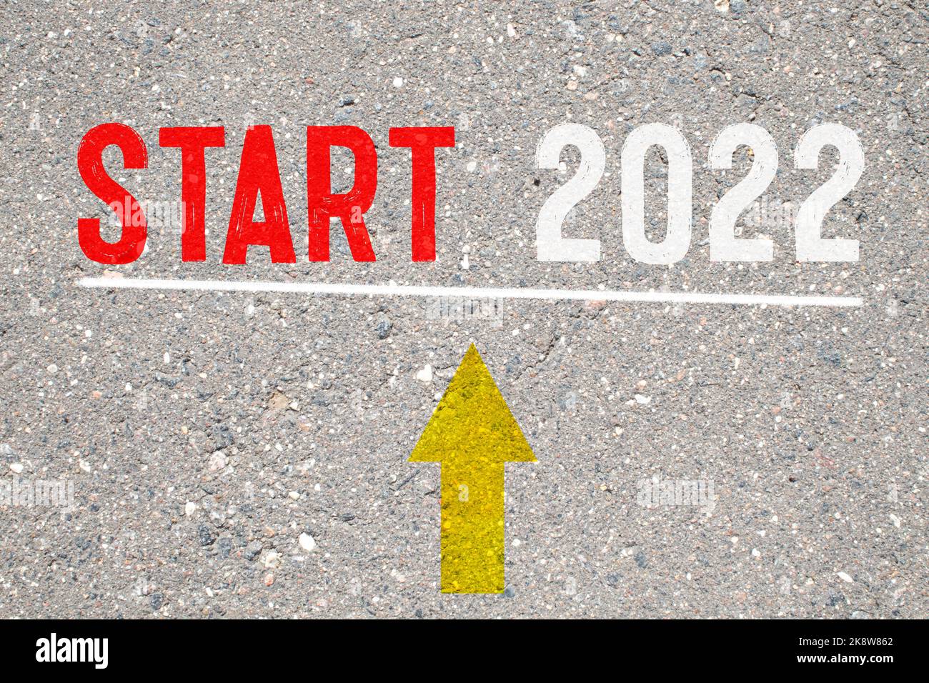 2022 Démarrer, concept de route vers une nouvelle vie.Inscription motivante sur la route à suivre.Début du nouveau chemin.Photo conceptuelle du chemin leadi Banque D'Images