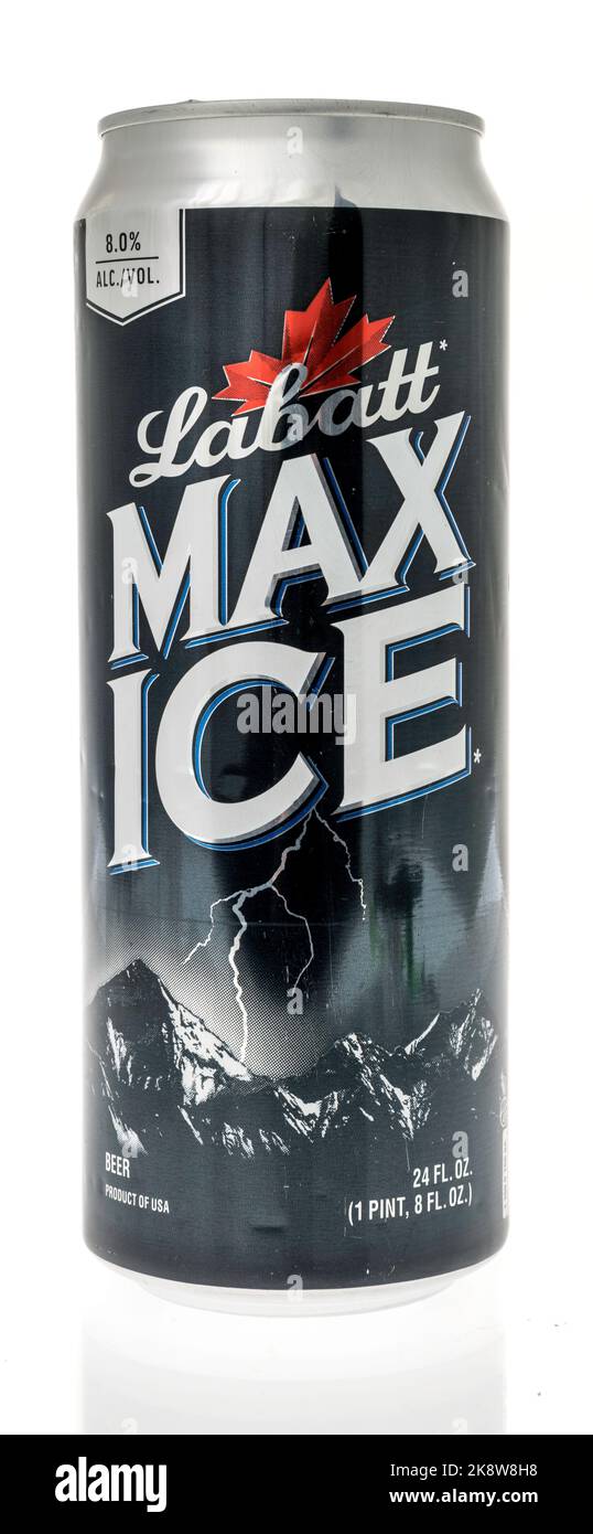 Winneconne, WI - 24 octobre 2022 : une canette de bière Lavatt Ice Max sur un fond isolé. Banque D'Images