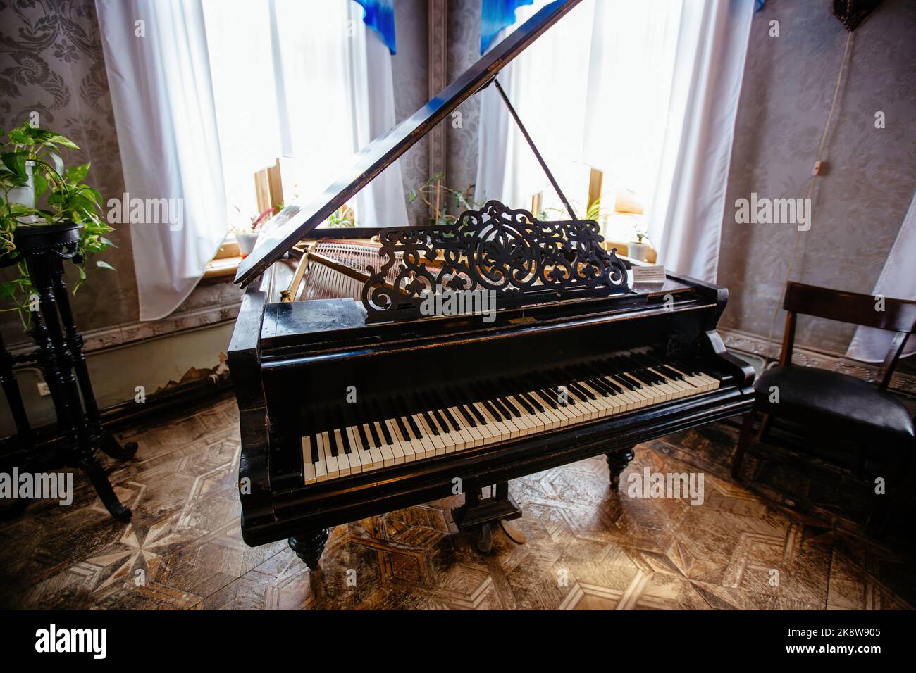 Vieux piano vintage dans la maison Banque D'Images