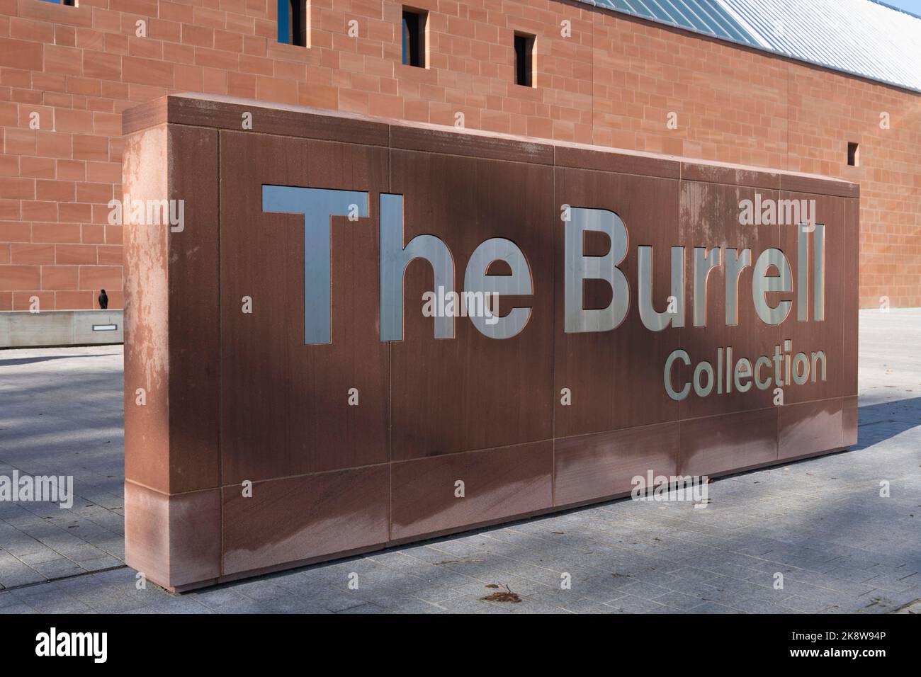Le panneau de la collection Burrell à l'entrée principale du bâtiment qui abrite la collection d'art Burrell à Glasgow Banque D'Images