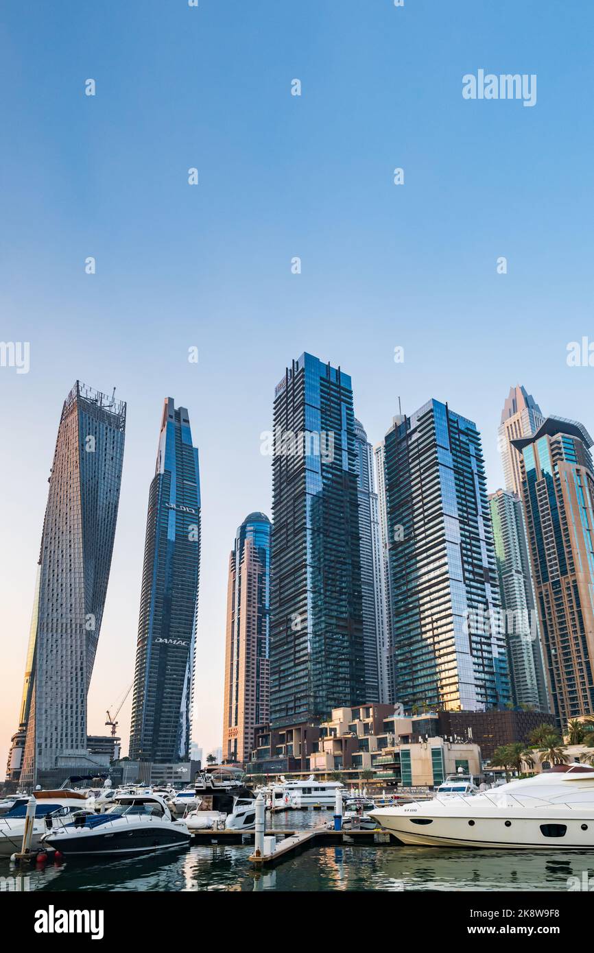 Dubaï, Émirats Arabes Unis - octobre 2022 : vue sur la marina de Dubaï et gratte-ciels à Dubaï, Émirats arabes Unis. Paysage urbain de Dubaï avec architecture moderne au coucher du soleil Banque D'Images